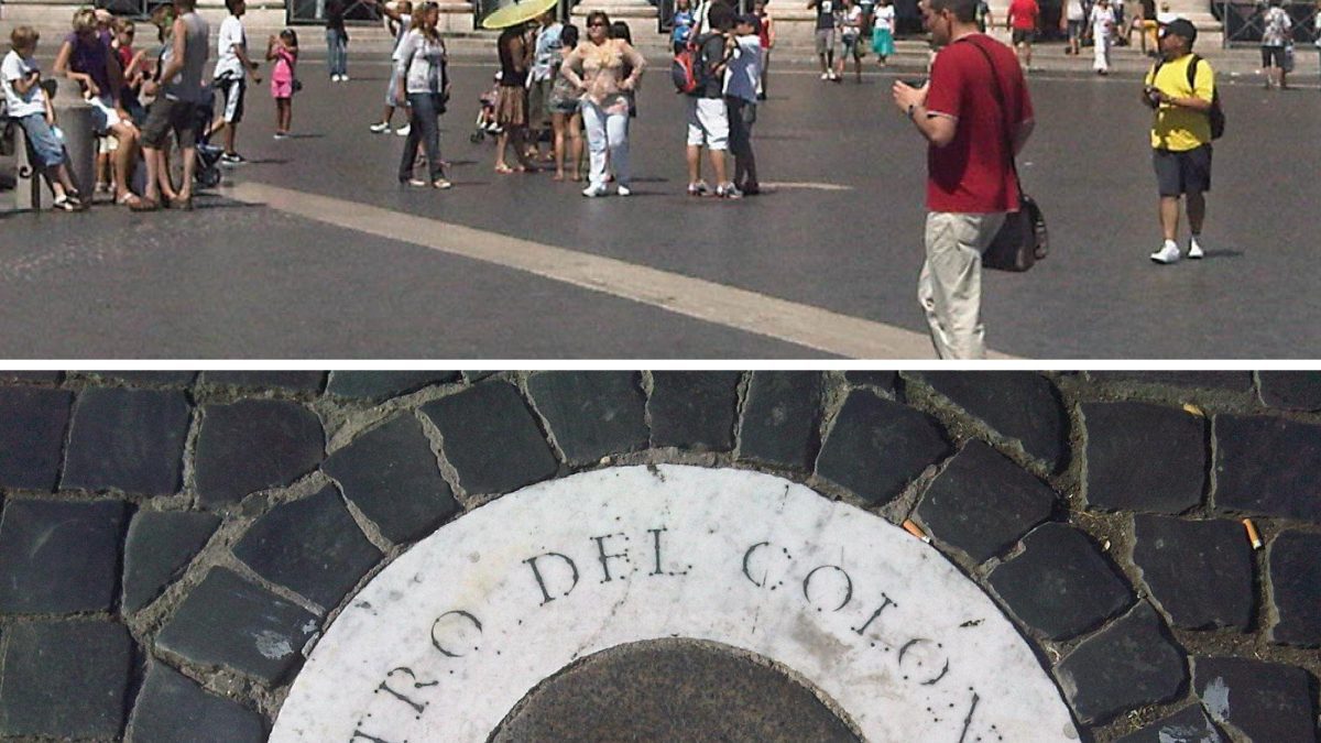 Na foto, turistas transitam pela Praça de São Pedro, alguns descansando à sombra das imponentes colunas do colonnato; em primeiro plano, vê-se uma pedra com a inscrição "CENTRO DEL COLONNATO", marcando o ponto central geométrico das colunatas de Bernini.