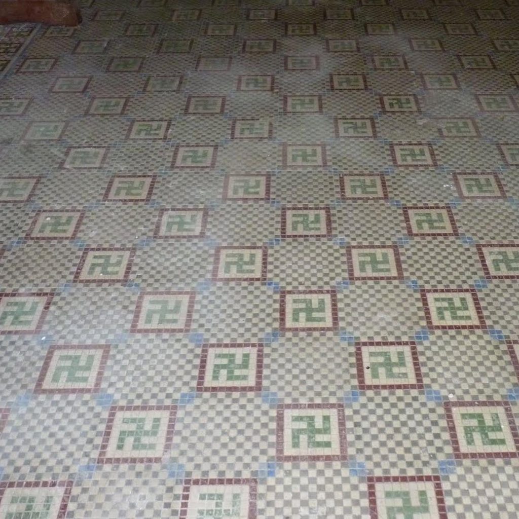 Mosaico de azulejos com suásticas verdes e vermelhas encontrado em uma casa em Natal-RN ligada ao regime nazista fascista.