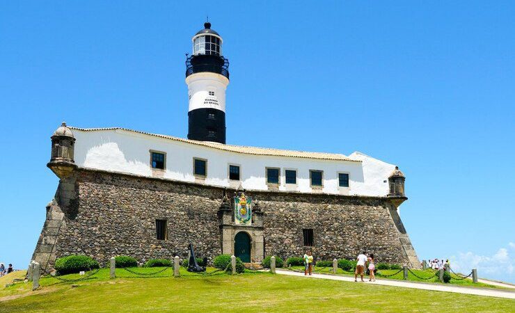 O Farol da Barra em Salvador, Bahia, é um marco histórico construído no século XVII. Localizado na Fortaleza de Santo Antônio da Barra, ele oferece vistas panorâmicas deslumbrantes da Baía de Todos os Santos e do Oceano Atlântico, sendo um ponto turístico imperdível.