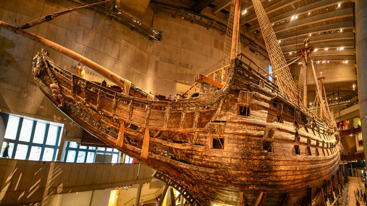 Navio Vasa preservado no Museu do Navio Vasa em Estocolmo, uma magnífica embarcação de guerra do século XVII. Visitantes admirando a impressionante estrutura histórica no museu.