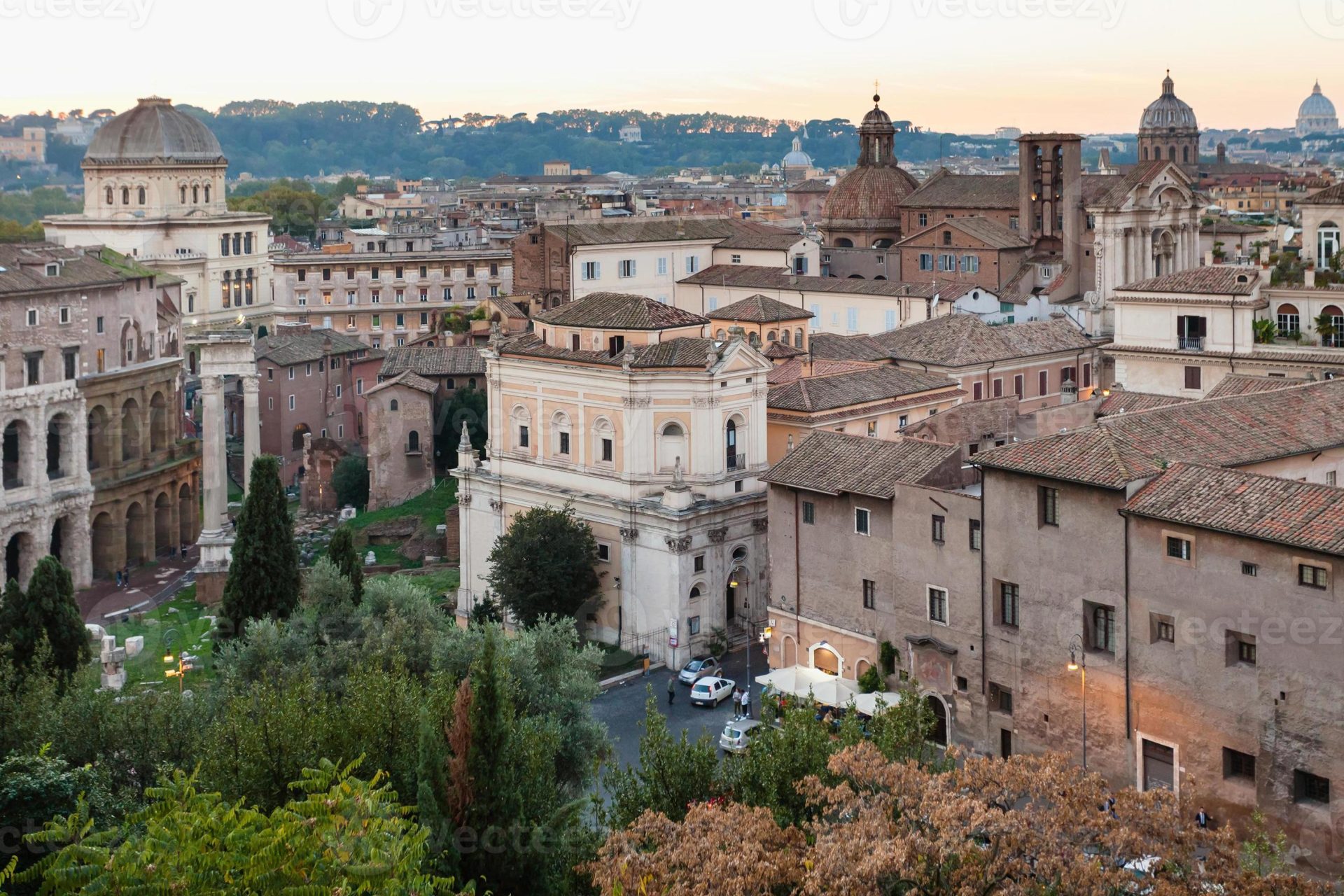 Vista panorâmica da Colina Capitolina, uma das Sete Colinas de Roma, destacando a arquitetura histórica e os marcos culturais que dominam a paisagem urbana. Ao fundo, a rica tapeçaria da cidade revela a majestade de Roma, com suas cúpulas e edifícios antigos contrastando com o verde das árvores.