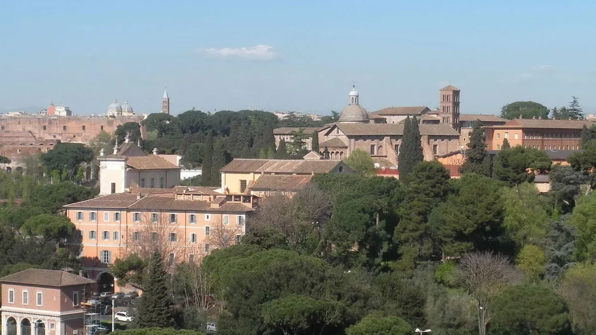 Vista panorâmica do Monte Célio, uma das sete colinas históricas de Roma, destacando suas antigas residências, igrejas históricas e rica vegetação. Ideal para turistas interessados em história e arquitetura, o Monte Célio oferece uma experiência tranquila e encantadora no coração de Roma.