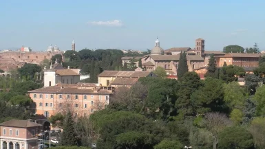 Vista panorâmica do Monte Célio, uma das sete colinas históricas de Roma, destacando suas antigas residências, igrejas históricas e rica vegetação. Ideal para turistas interessados em história e arquitetura, o Monte Célio oferece uma experiência tranquila e encantadora no coração de Roma.