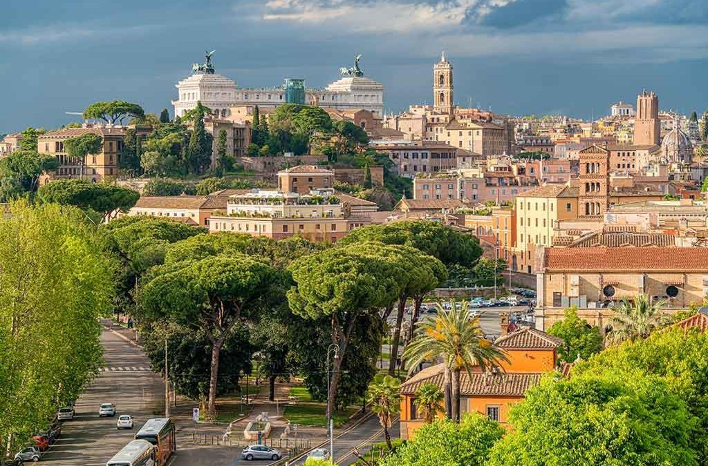 Vista panorâmica do Monte Aventino em Roma, destacando sua vegetação exuberante, arquitetura histórica e vistas deslumbrantes sobre a cidade. Área conhecida por sua tranquilidade e proximidade a importantes pontos turísticos. Ideal para turistas que buscam beleza natural e serenidade.