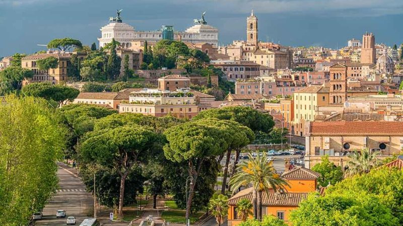 Vista panorâmica do Monte Aventino em Roma, destacando sua vegetação exuberante, arquitetura histórica e vistas deslumbrantes sobre a cidade. Área conhecida por sua tranquilidade e proximidade a importantes pontos turísticos. Ideal para turistas que buscam beleza natural e serenidade.