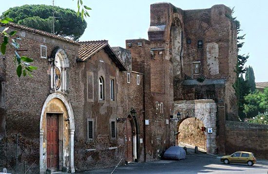 Arco de Dolabella e Silano, localizado em Roma, ao lado da igreja de San Tommaso in Formis. O arco, construído em 10 d.C. e feito de travertino, foi integrado ao sistema de aquedutos romanos. A fachada da igreja exibe elementos decorativos, e o arco, que serviu também para suportar o Aqueduto de Nero, ainda se encontra parcialmente preservado.